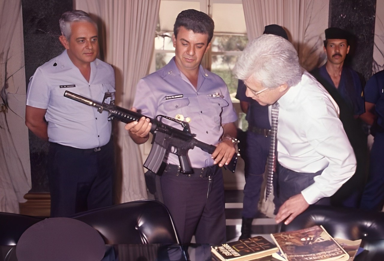 COMO A MIDIA E OS MEIOS DE COMUNICAÇÃO TEM FEITO A PERIFERIA LUTAR CONTRA SI MESMA